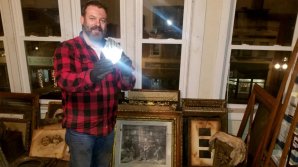 Un bărbat care a cumpărat o casă veche a descoperit în pod o cameră secretă. În interiorul ei se afla o comoară 