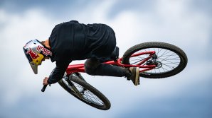 Cei mai buni sportivi din lume în freeride mountain biking se pregătesc de turneul Red Bull Joyride
