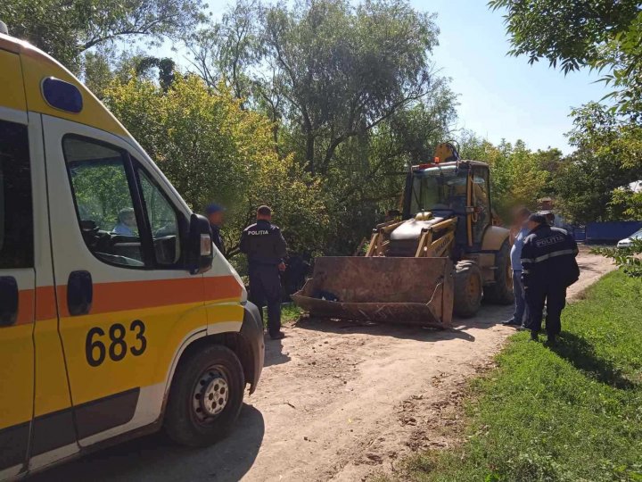 Un bărbat din Sudarca, raionul Dondușeni, prins între lopata unui tractor antrenat la lucrări de amenajare a apeductului (FOTO)