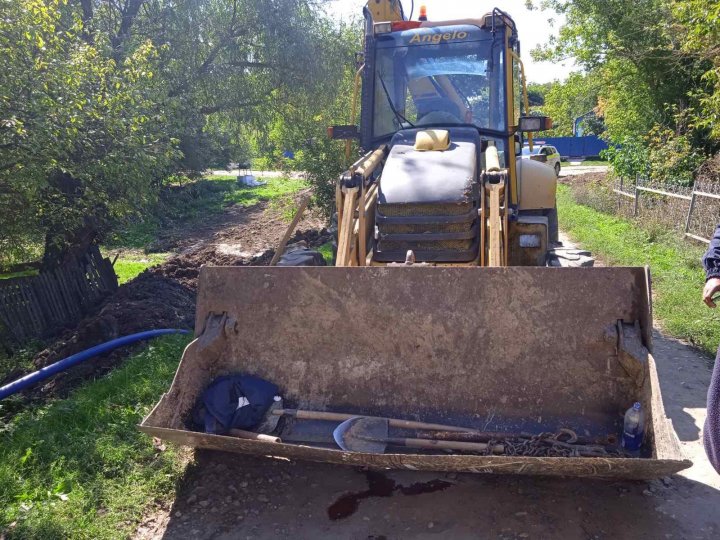 Un bărbat din Sudarca, raionul Dondușeni, prins între lopata unui tractor antrenat la lucrări de amenajare a apeductului (FOTO)