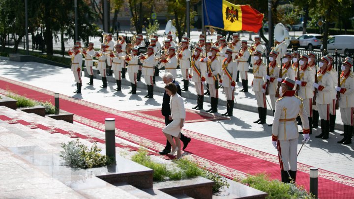 Preşedintele Germaniei a ajuns la Chișinău. Oficialul a fost întâmpinat cu onoruri militare de către șeful statului, Maia Sandu (VIDEO)