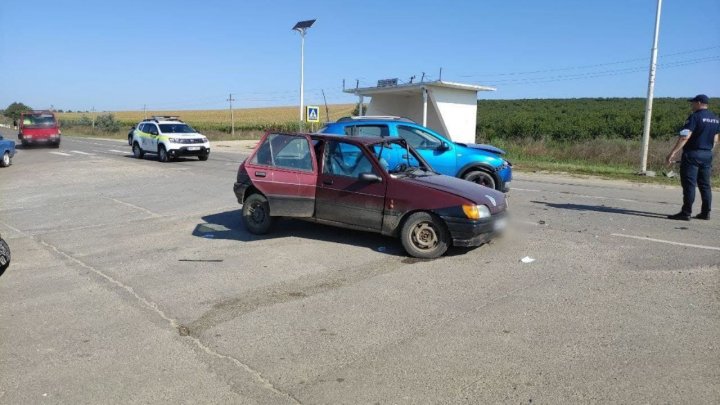 IMPACT VIOLENT între două automobile la Sângerei: Patru persoane, între care doi copii, au ajuns la spital