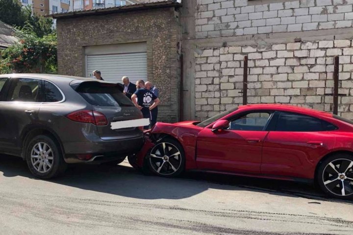 Accident în lanţ în Capitală: Trei maşini de lux, dintre care două Porsche-uri au fost avariate (FOTO)