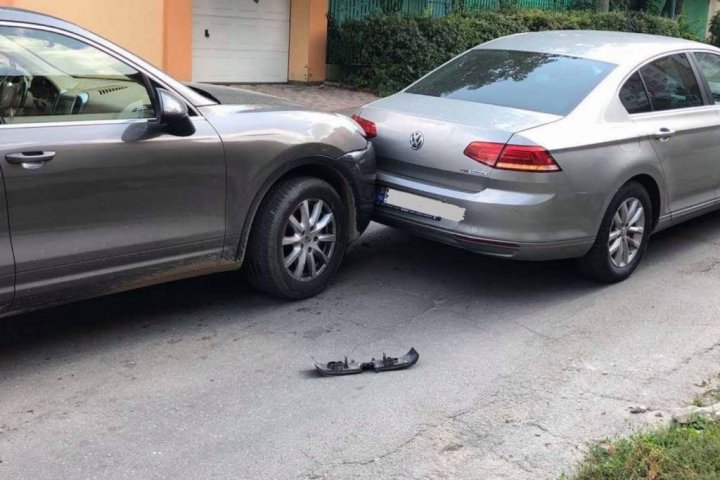 Accident în lanţ în Capitală: Trei maşini de lux, dintre care două Porsche-uri au fost avariate (FOTO)