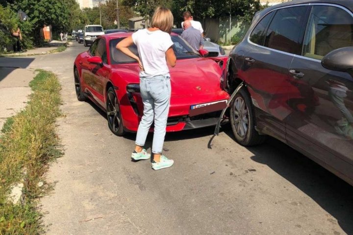 Accident în lanţ în Capitală: Trei maşini de lux, dintre care două Porsche-uri au fost avariate (FOTO)