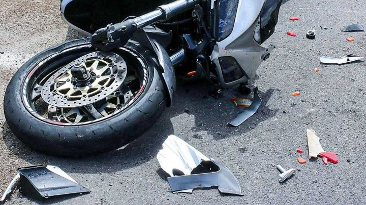 A urcat beat la ghidonul motocicletei şi a lovit un poliţist 