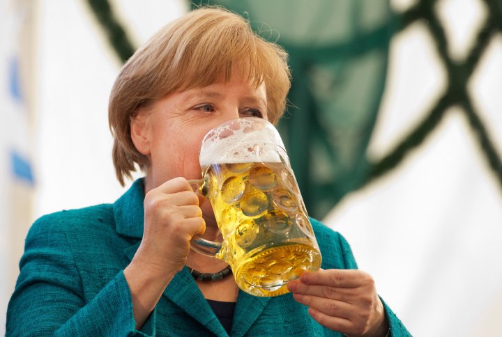 De la putere, în istorie. Vezi cele mai amuzante și inedite ipostaze în care a fost surprins „cancelarul de fier”, Angela Merkel (FOTO) 