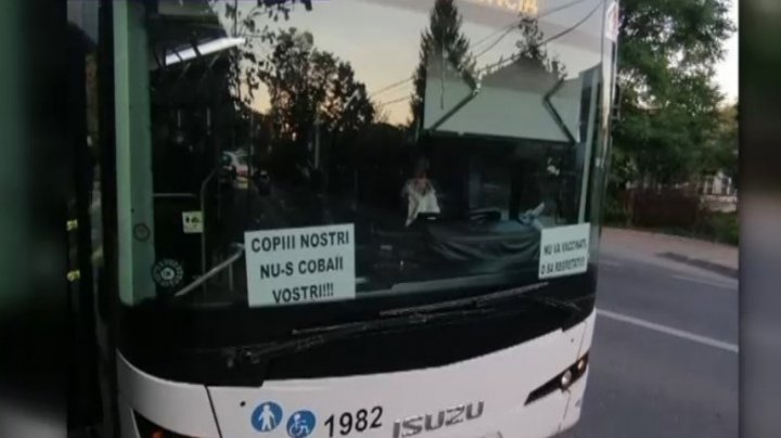 Ce riscă un șofer de autobuz care a lipit pe parbrizul autovehuculului afișe antivaccinare