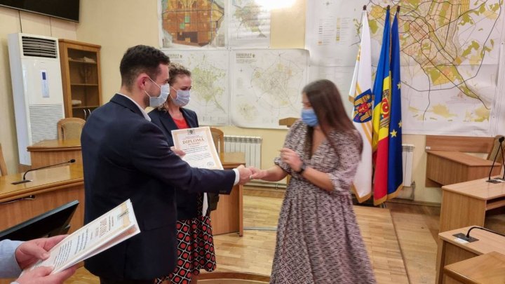 16 asistenți sociali din Capitală, premiați cu diplome de onoare și bani