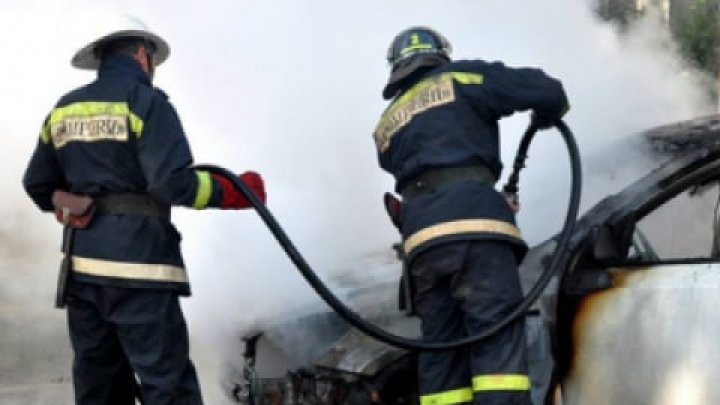 O mașină a ars în plină stradă. În urma incendiului a fost afectată secțiunea motorului