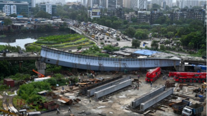 Pod în construcție prăbușit în India, într-o zonă cu clădiri de afaceri (FOTO)