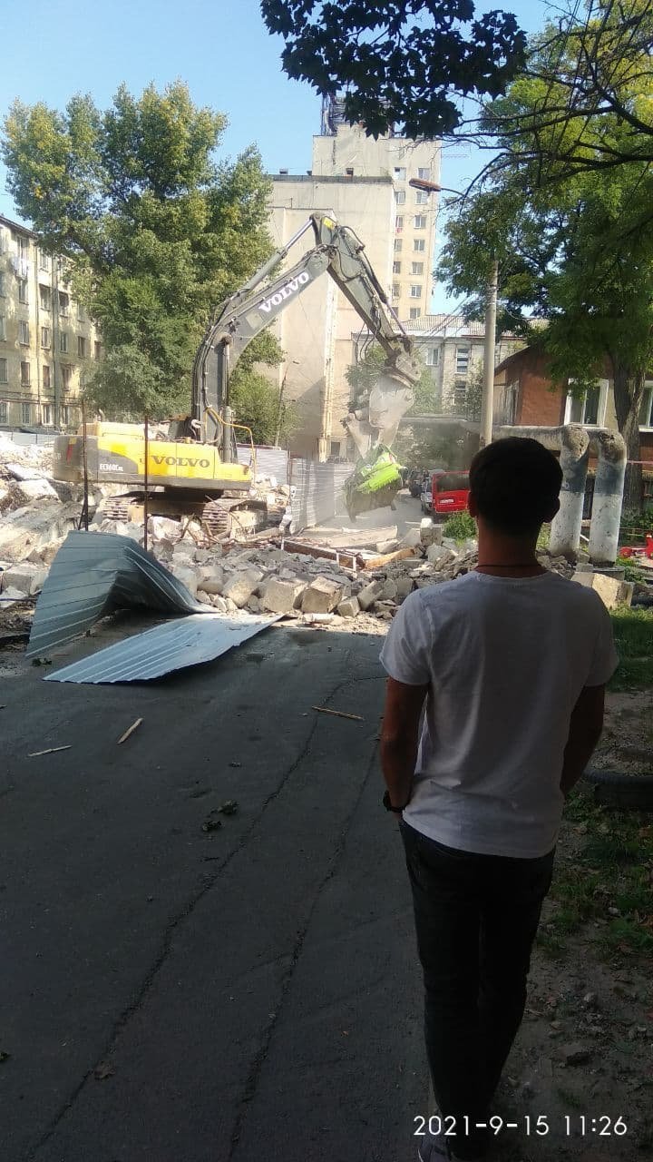 IMAGINI ŞOCANTE pe o stradă din Capitală. O maşină parcată în apropiera unui restaurant în proces de demolare, DISTRUSĂ