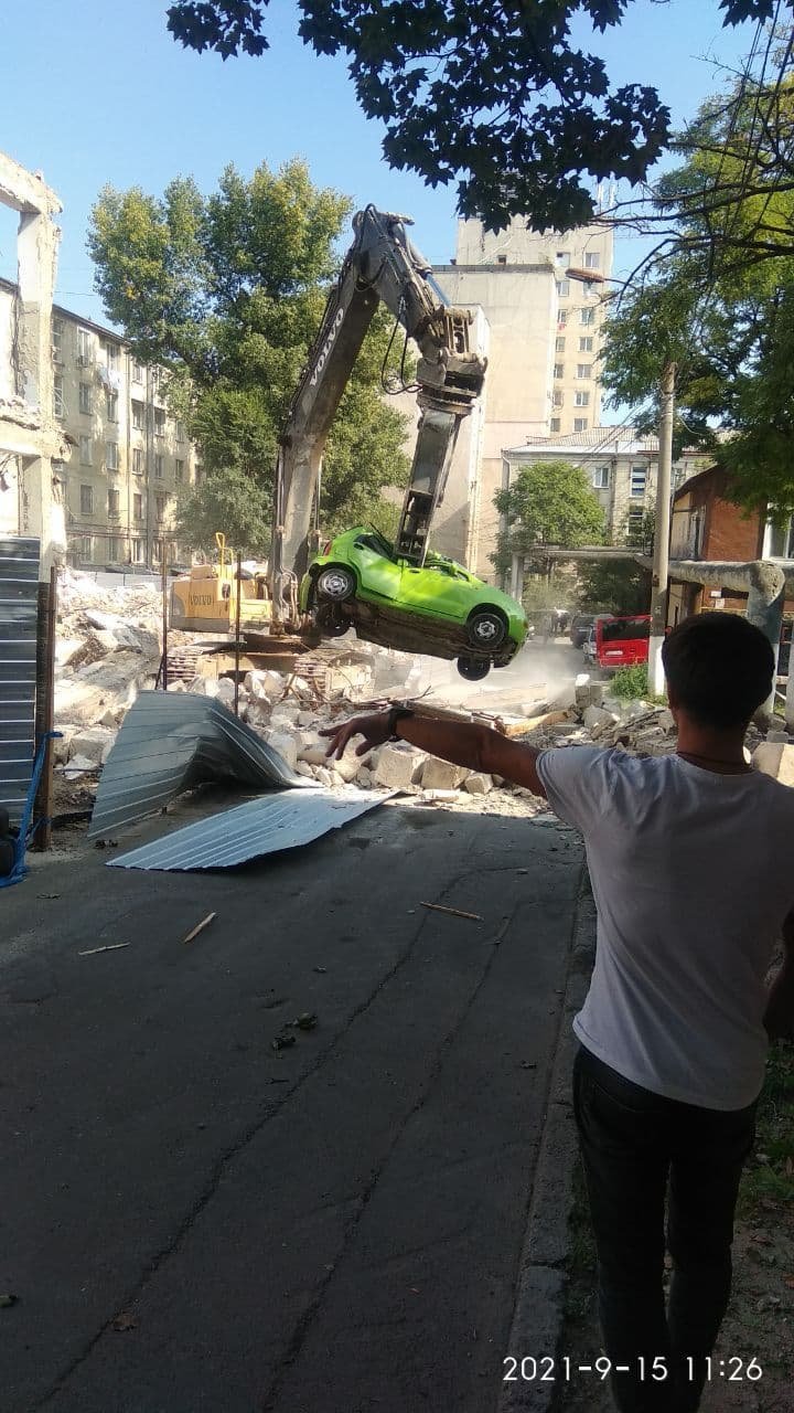 IMAGINI ŞOCANTE pe o stradă din Capitală. O maşină parcată în apropiera unui restaurant în proces de demolare, DISTRUSĂ