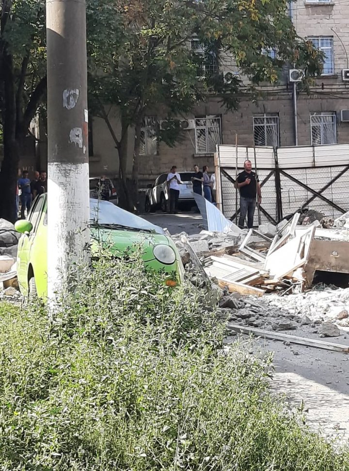 IMAGINI ŞOCANTE pe o stradă din Capitală. O maşină parcată în apropiera unui restaurant în proces de demolare, DISTRUSĂ