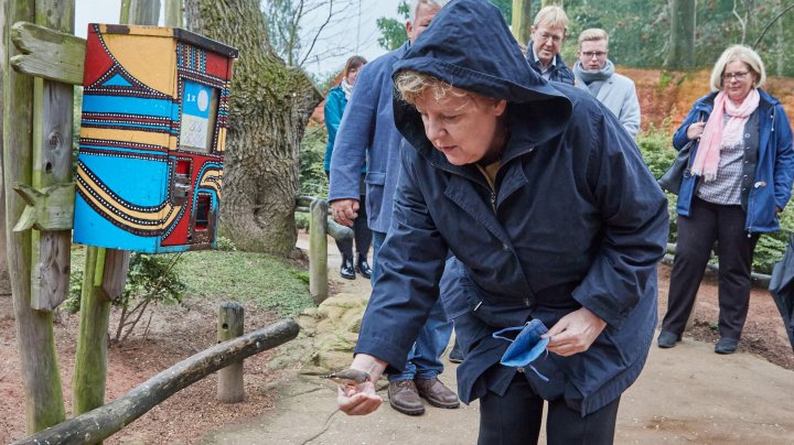 IMAGINEA ZILEI cu Angela Merkel. Cancelarul german a vizitat parcul de păsări din orașul Marlow (FOTO)