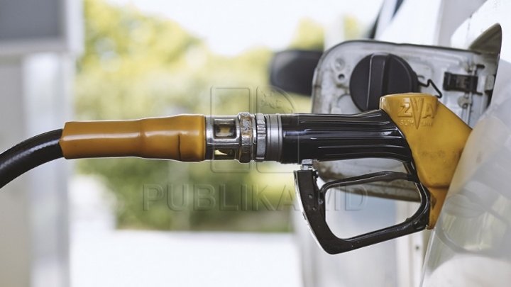 Carburanții continuă să se SCUMPEASCĂ. Cât vor costa miercuri