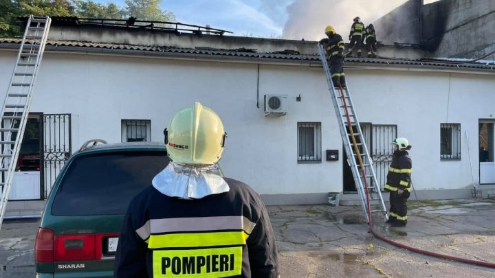 Incendiu matinal în Capitală. Un depozit cu jucării a luat foc