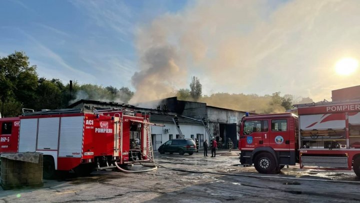 Incendiu matinal în Capitală. Un depozit cu jucării a luat foc