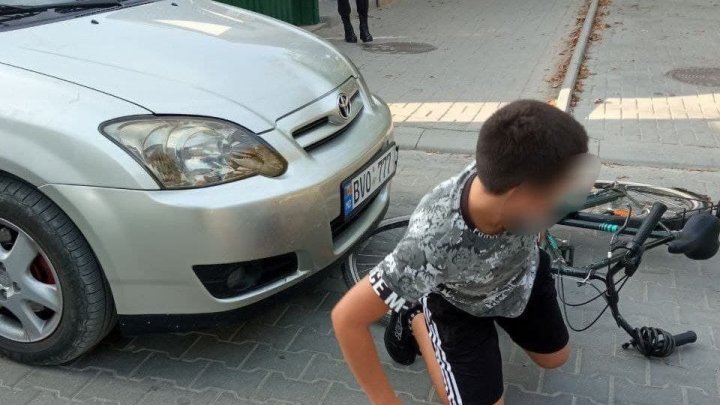 Minor lovit de un automobil în timp ce traversa strada cu bicicleta