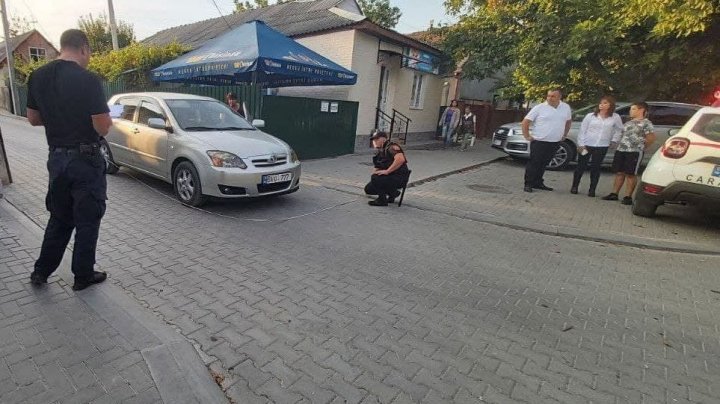 Minor lovit de un automobil în timp ce traversa strada cu bicicleta