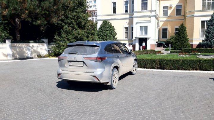 Cu Lexusul la Sinod. Mai multe maşini de lux, parcate în curtea Mitropoliei (VIDEO)