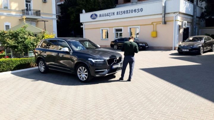 Cu Lexusul la Sinod. Mai multe maşini de lux, parcate în curtea Mitropoliei (VIDEO)