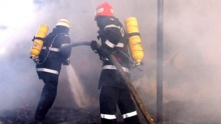 Incendiu pe strada Ismail din Capitală. Flăcările au mistuit bunurile dintr-o bucătărie (FOTO)