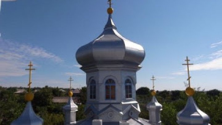 Biserica din comuna Răzeni rămâne închisă