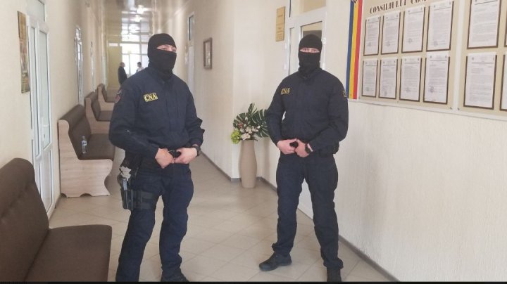 Primarul comunei Truşeni şi alţi funcţionari, suspectaţi de corupţie şi preluări abuzive de proprietăţi (FOTO)