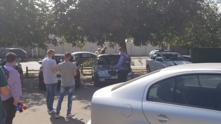 Primarul comunei Truşeni şi alţi funcţionari, suspectaţi de corupţie şi preluări abuzive de proprietăţi (FOTO)