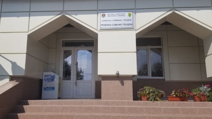 Primarul comunei Truşeni şi alţi funcţionari, suspectaţi de corupţie şi preluări abuzive de proprietăţi (FOTO)