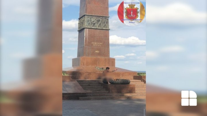 Apariție inedită în orașul Odesa. Un bărbat a fost surprins cum se relaxa gol-pușcă lângă monumentul Flacăra Eternă (FOTO)