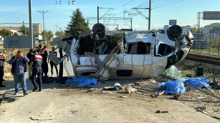 Tragedie feroviară în Turcia. Un microbuz s-a ciocnit cu un tren (FOTO)