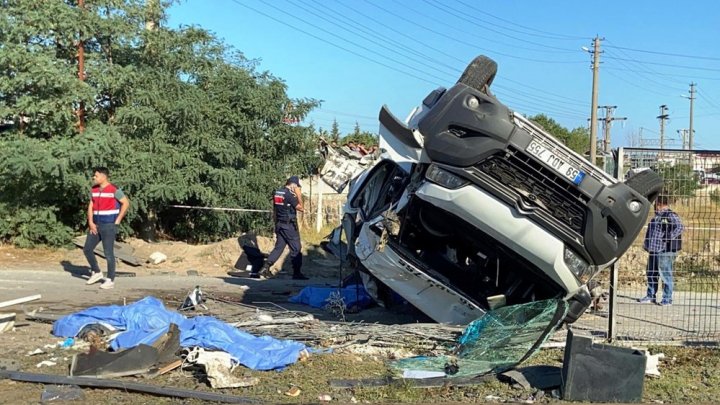 Tragedie feroviară în Turcia. Un microbuz s-a ciocnit cu un tren (FOTO)