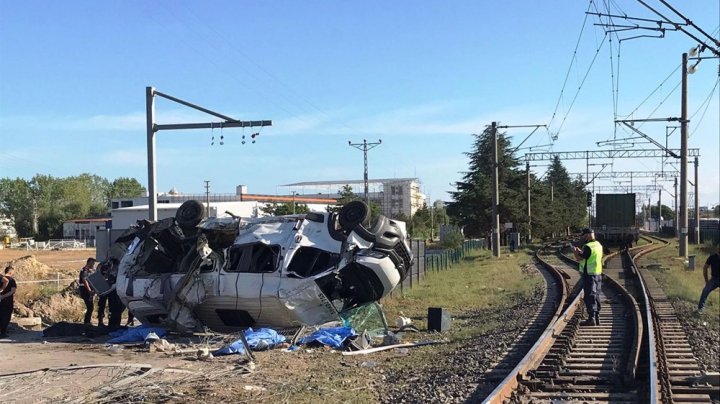 Tragedie feroviară în Turcia. Un microbuz s-a ciocnit cu un tren (FOTO)