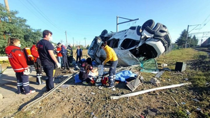 Tragedie feroviară în Turcia. Un microbuz s-a ciocnit cu un tren (FOTO)