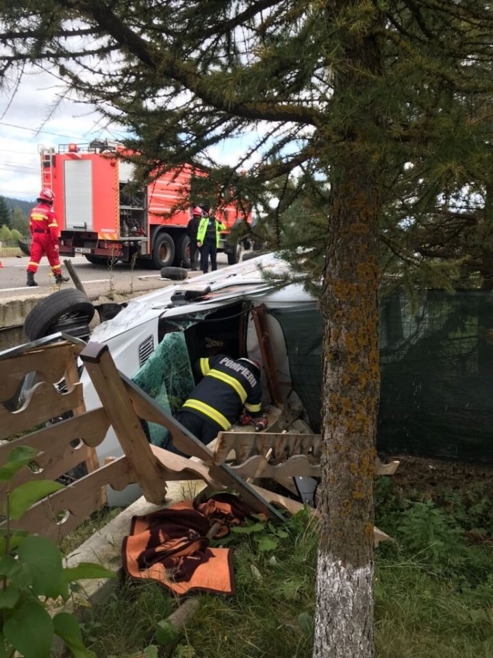 Cinci moldoveni, implicați într-un accident în România. Microbuzul în care se aflau s-a răsturnat după ce s-a lovit cu un automobil (FOTO)