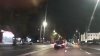 IMAGINI REVOLTĂTOARE pe o stradă din Capitală. Momentul în care o tânără iese pe geamul unei maşini, în mers (VIDEO) 
