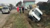 Accident în localitatea Țînțăreni. În urma impactului un microbuz de rută a ajuns în şanţ (FOTO)