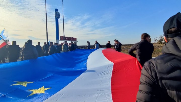 Protest la Comrat. Manifestanţii au blocat traseul Comrat-Chişinău (FOTO)