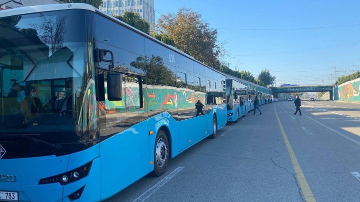 Alte 10 autobuze puse pe rute în Capitală. Vezi cum vor circula