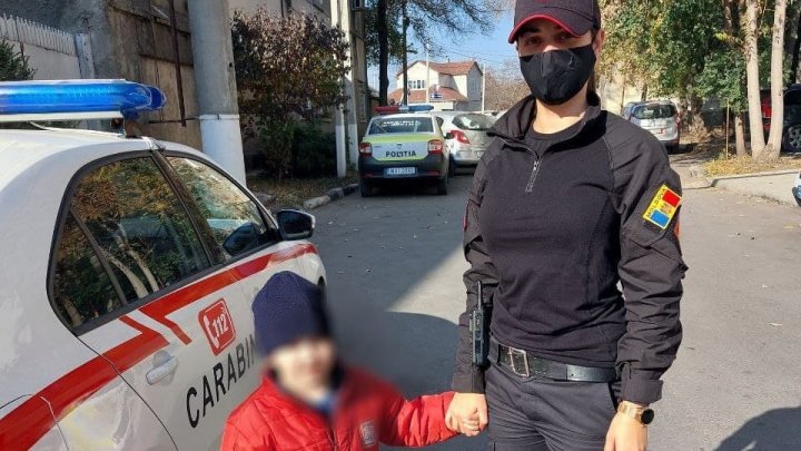 Un minor, rătăcit pe o stradă din Bălți, a fost ajutat de carabinieri să-și găsească părinții