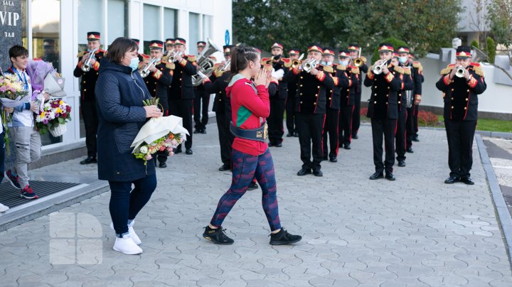 (FOTO/VIDEO) Luptătoarea Irina Rîngaci a revenit în țară. Sportiva a fost întâmpinată cu flori 