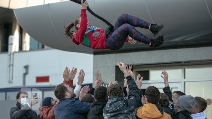 (FOTO/VIDEO) Luptătoarea Irina Rîngaci a revenit în țară. Sportiva a fost întâmpinată cu flori 