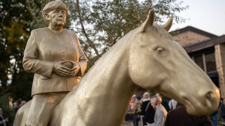 Statuie controversată, dedicată Angelei Merkel. Unii spun că este demnă de un dictator