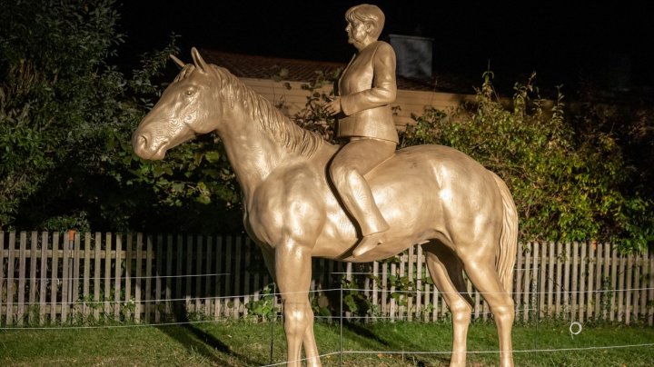 Statuie controversată, dedicată Angelei Merkel. Unii spun că este demnă de un dictator