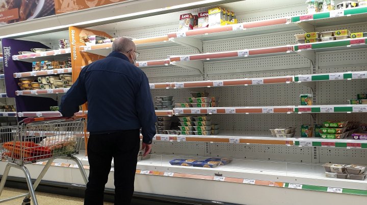 Lipsă de produse alimentare în supermarketurile din Marea Britanie. Reacția premierului Boris Johnson 