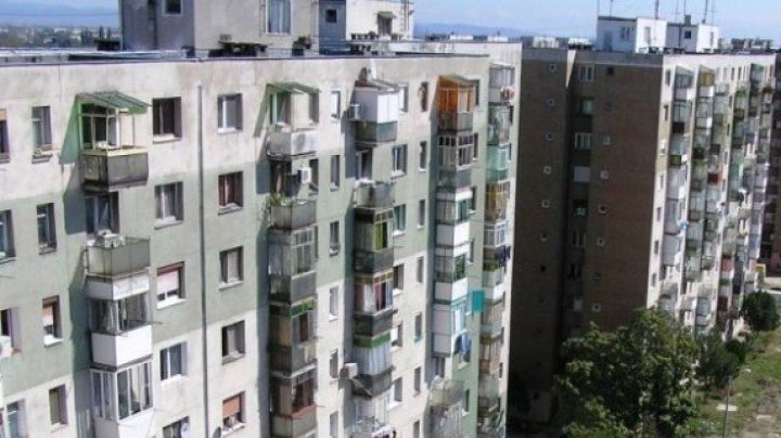 Gestul disperat al unei femei de 72 de ani din Capitală. Aceasta s-a aruncat în gol de la balconul apartamentului