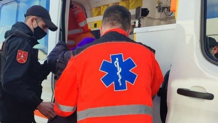 A ieșit la plimbare, dar a ajuns la spital. O femeie, aflată în dificultate, a fost ajutată de carabinieri