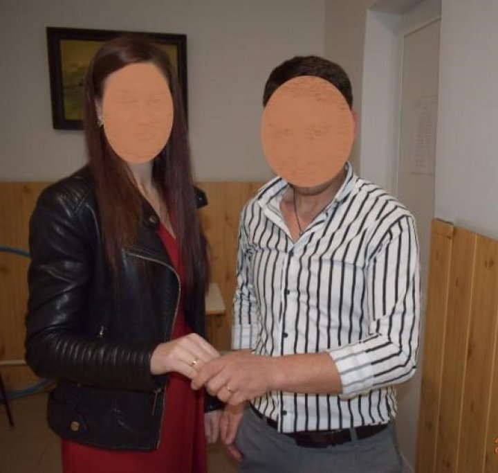 MOMENTE EMOŢIONANTE în penitenciarul de la Rusca. O deţinută şi iubitul său din libertate s-au căsătorit (FOTO)